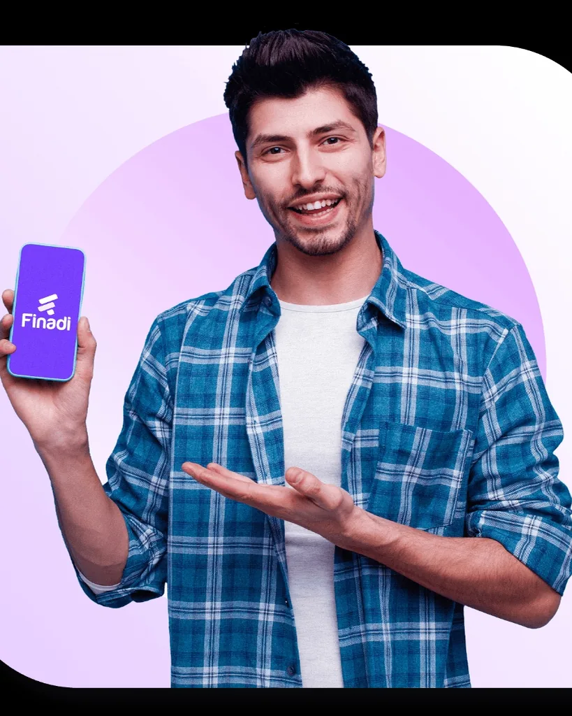 Cliente segurando o celular com o app Finadi aberto