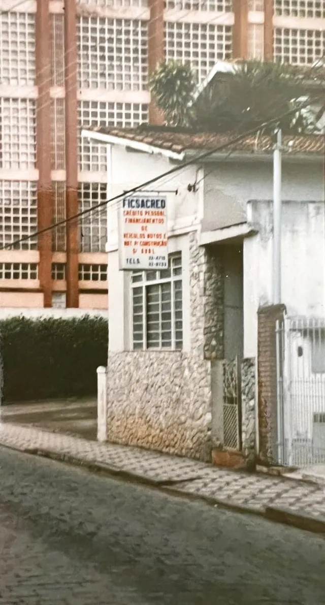 Fachada da Ficsacred em Taubaté, nos anos 1980: crédito pessoal e financiamento de veículos.