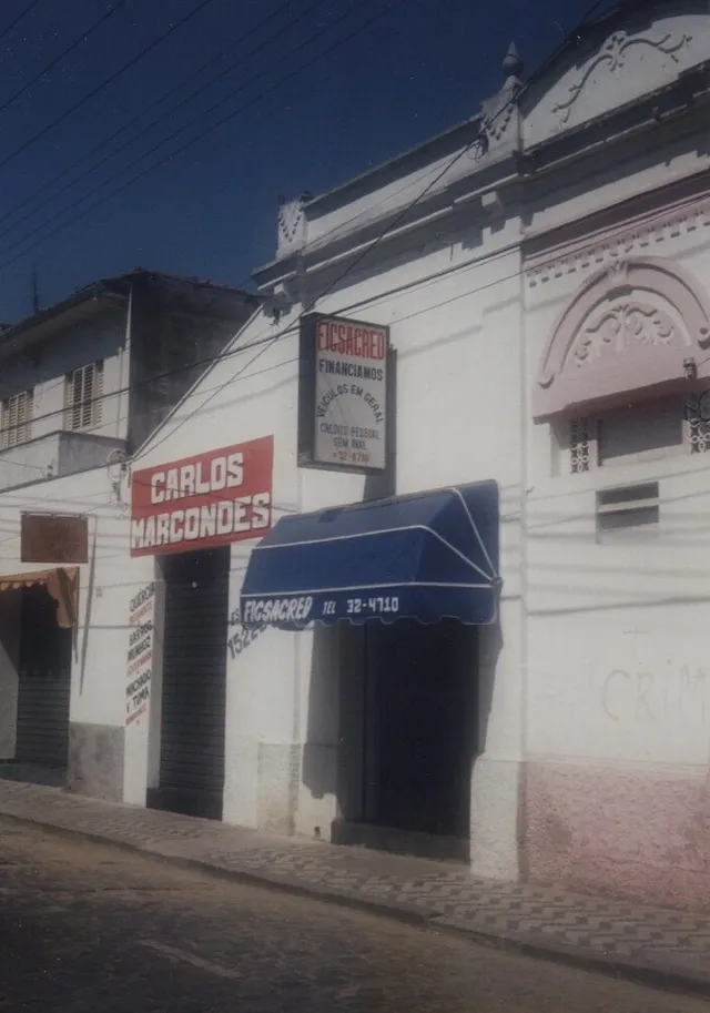 Loja da Ficsacred no Vale do Paraíba, nos anos 1990, com toldo azul e placa de crédito pessoal.