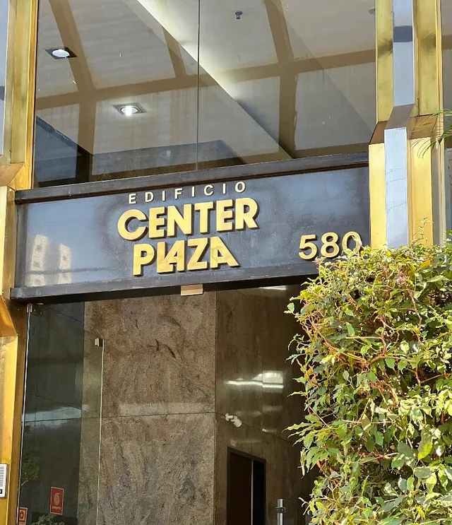 Entrada do Edifício Center Plaza 580, sede da Finadi em Ribeirão Preto.